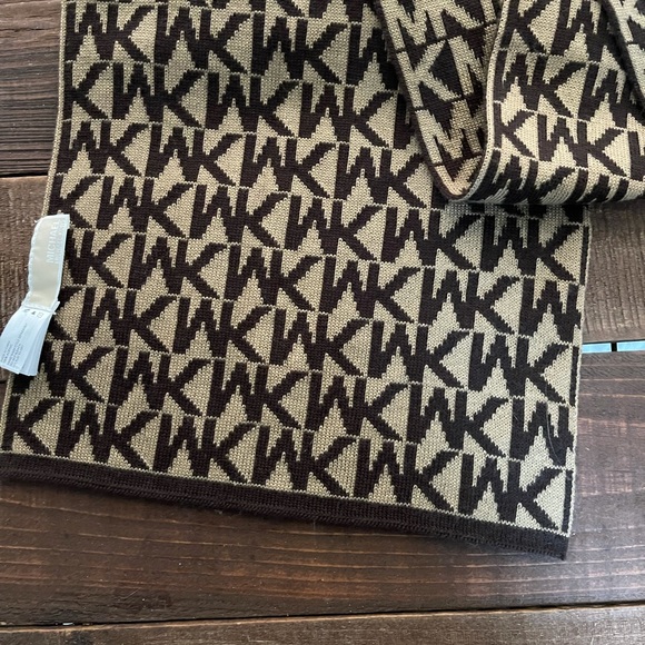 Michael Kors Scarf - Picture 6 of 6